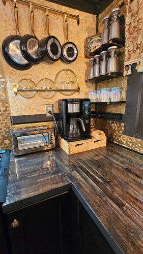 Gilded Gateway: 2 bed 2 bath 1880S Miners Cabin Minutes from Historic Mariposa