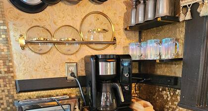 Gilded Gateway: 2 bed 2 bath 1880S Miners Cabin Minutes from Historic Mariposa