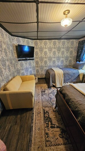 2 bedrooms, in-room safe, desk, iron/ironing board