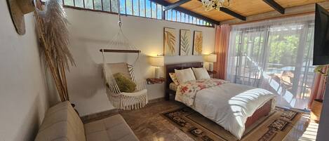 1 quarto, escrivaninha, ferros/tábuas de passar roupa, berço de viagem