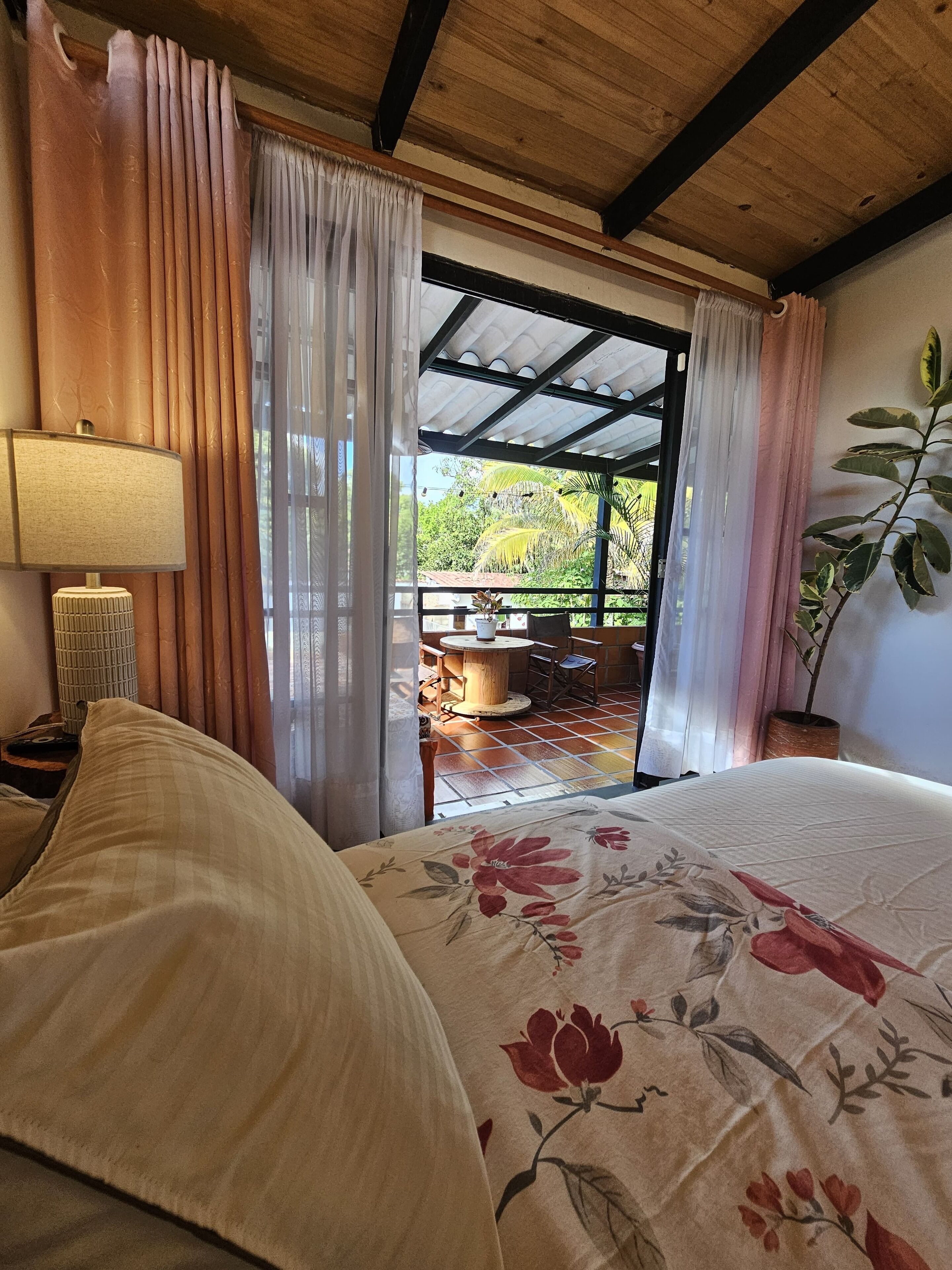 1 habitación, escritorio, tabla de planchar con plancha y cuna de viaje 