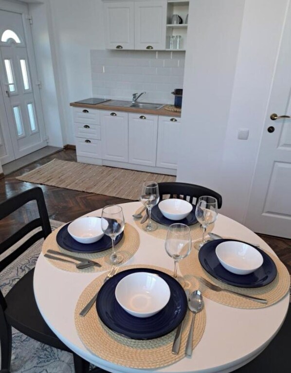 Dining - Weisz Apartment- City Center - Free Private Parking - Wifi - Aircondition (Carei)