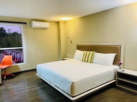 Habitación básica doble, no fumadores | Caja fuerte, tabla de planchar con plancha, wifi gratis