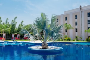 Una piscina al aire libre