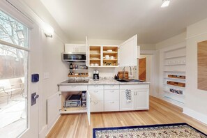 Fridge, microwave, oven, stovetop - Inviting Remodeled Guest House in Central Nob Hill (Albuquerque)