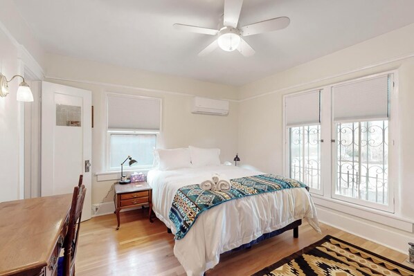 1 bedroom, desk, WiFi, bed sheets