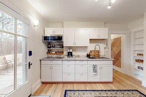Fridge, microwave, oven, stovetop - Inviting Remodeled Guest House in Central Nob Hill (Albuquerque)