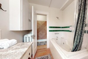 Jetted tub, hair dryer, towels, soap - Inviting Remodeled Guest House in Central Nob Hill (Albuquerque)
