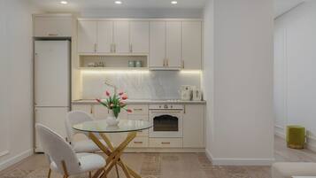 Fridge, oven, stovetop, coffee/tea maker