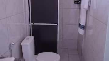Chuveiro, toalhas de banho, sabonete, papel higiênico
