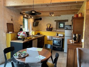 Kylskåp, mikrovågsugn, ugn och diskmaskin