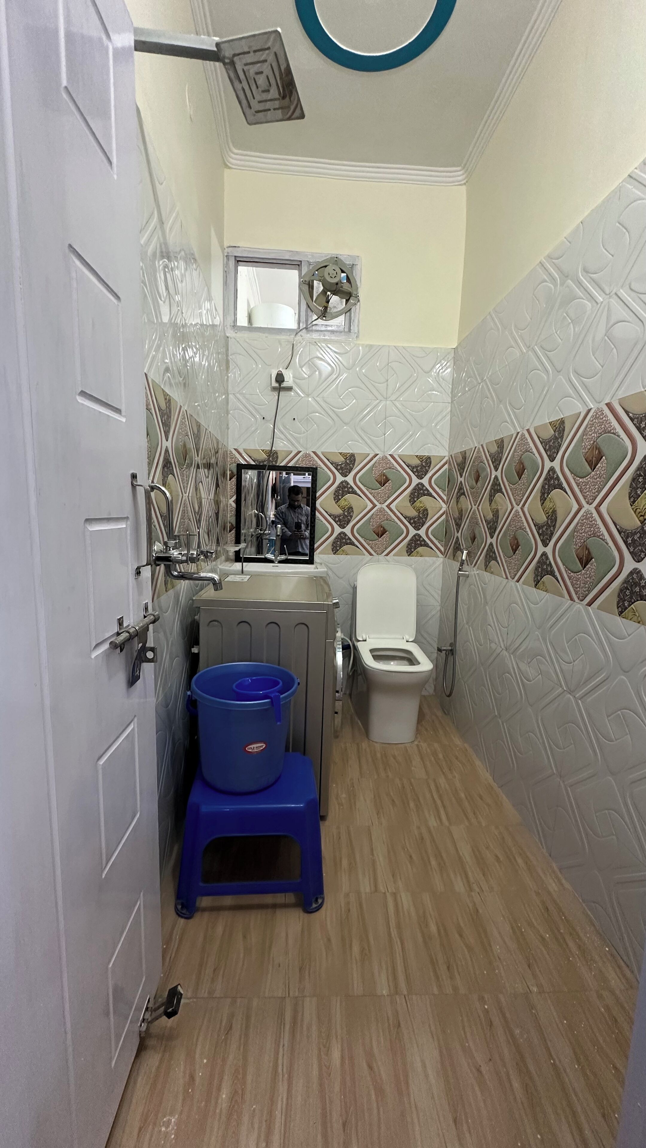 Secadora de cabello, bidet, toallas, jabón 
