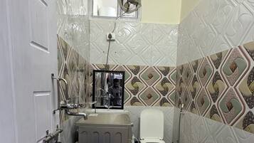 Secadora de cabello, bidet, toallas, jabón