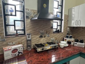 Private kitchen - Elysium - The Himalayan & Ganges View Yoga Retreat - 2-minute walk to The Ganges (Rishikesh)