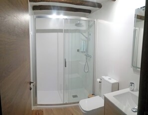 Douche, sèche-cheveux, serviettes fournies, savon