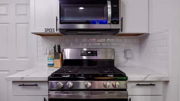 Cookware/dishes/utensils, spices