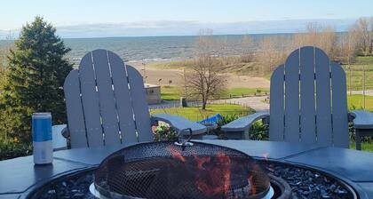 Spacious 5-bedroom house with room for 3 families & pups, in charming Ashtabula