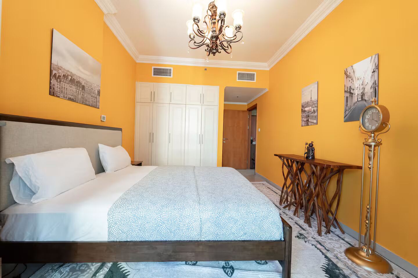 Tabla de planchar con plancha, wifi y ropa de cama 