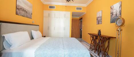 Tabla de planchar con plancha, wifi y ropa de cama