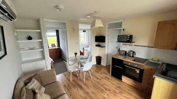 Télévision, lecteur de DVD, baby-foot, table de tennis de table