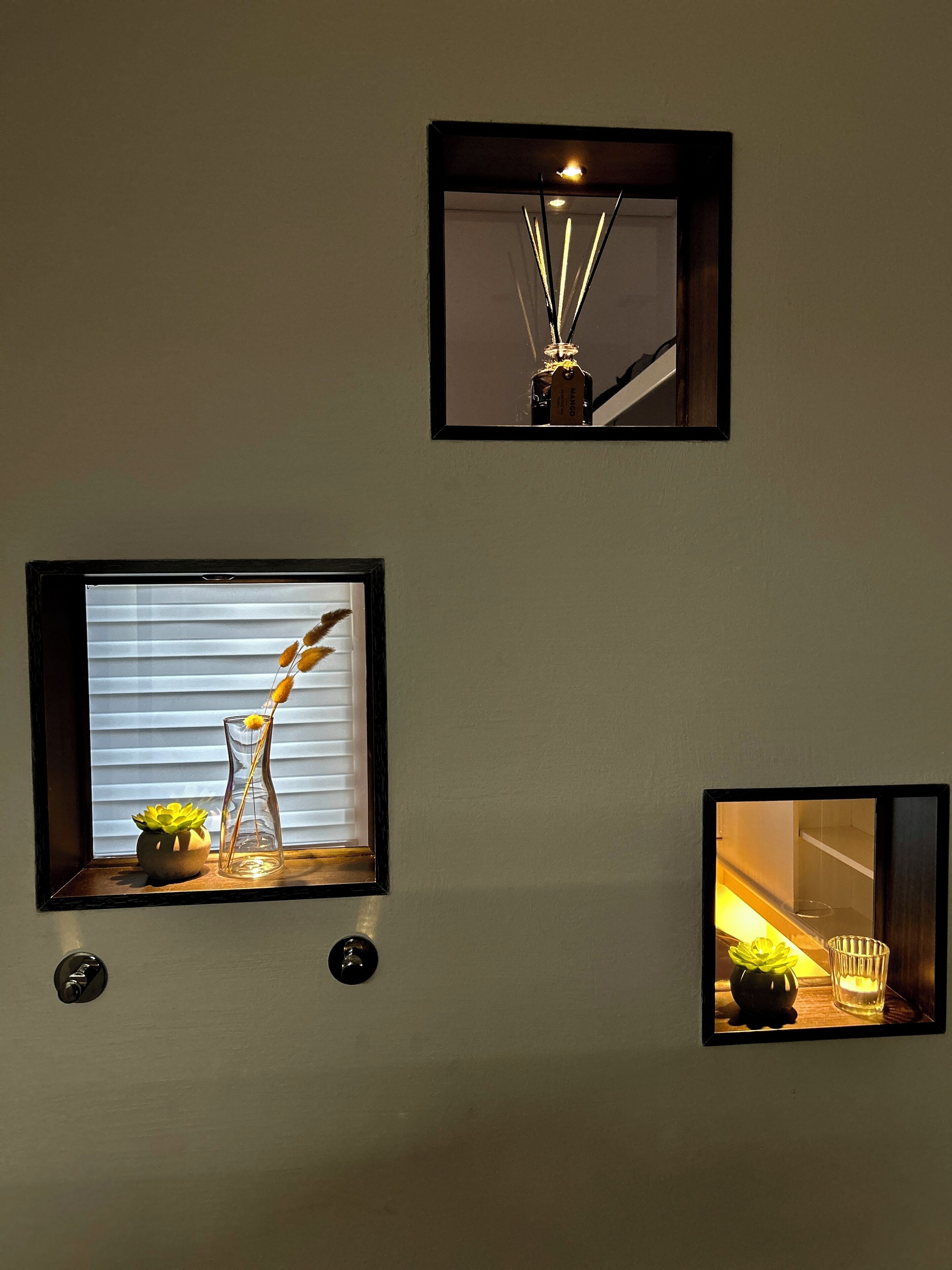 Drei gerahmte Bilder an einer Wand, die jeweils unterschiedliche Objekte zeigen.