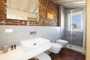 Dupleks Deluks, pemandangan kota | Kamar mandi | Perlengkapan mandi gratis, pengering rambut, handuk, dan sampo