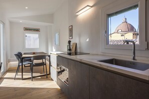 Deluxe Duplex, City View | Private kitchen | Stovetop, cookware/dishes/utensils