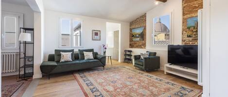 Deluxe Duplex, City View | Living area