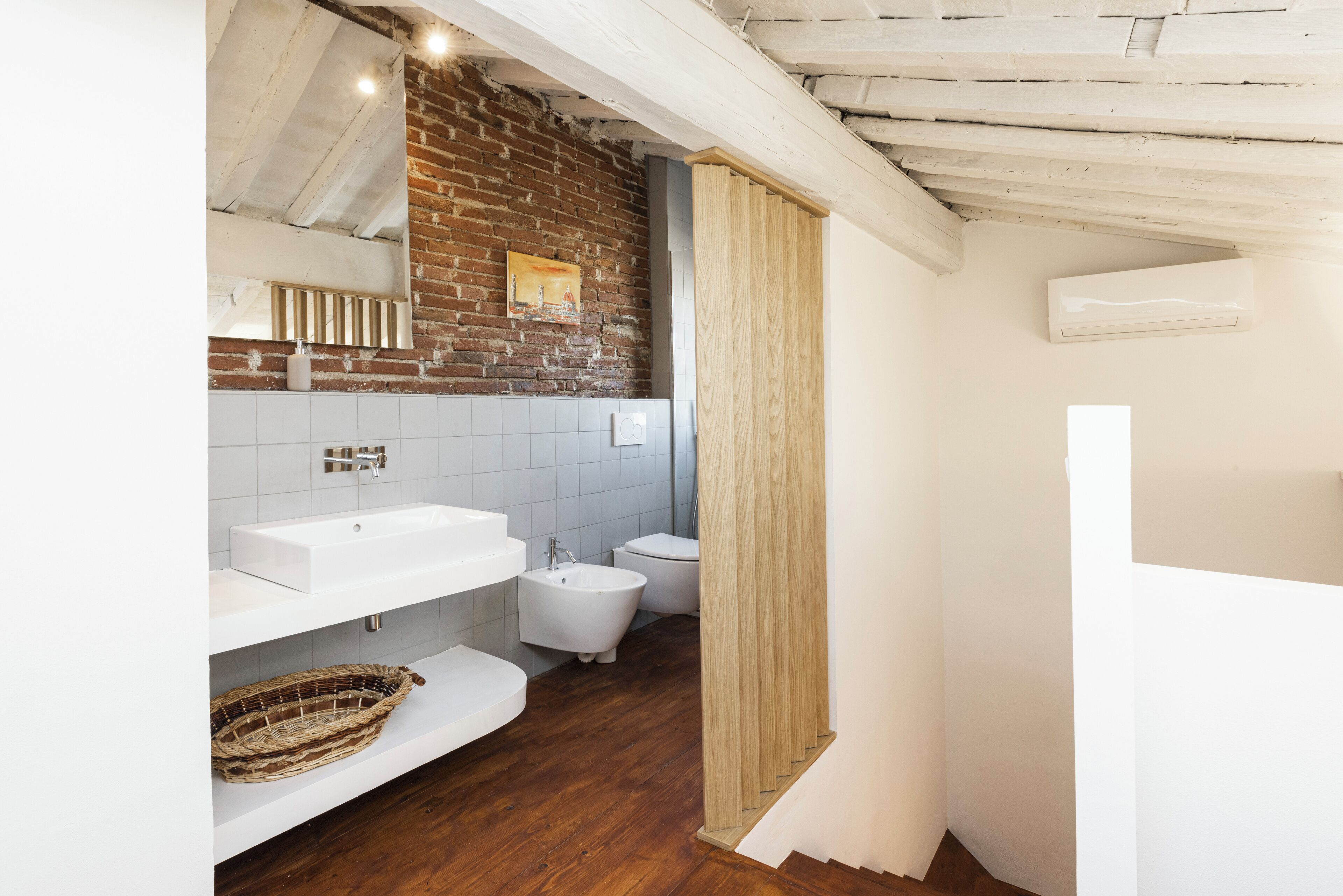 Deluxe-Maisonette, Stadtblick | Badezimmer | Kostenlose Toilettenartikel, Haartrockner, Handtücher, Shampoo