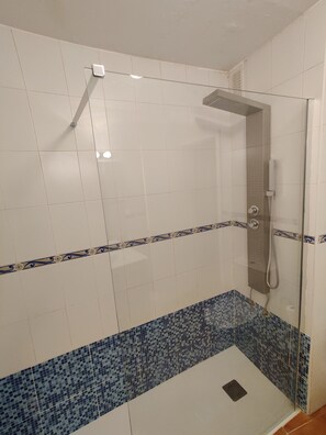 Doccia, asciugacapelli, asciugamani, sapone