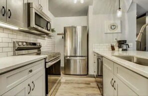 Frigorífico, microondas, horno y placa de cocina