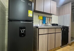 Fridge, cookware/dishes/utensils - Apartamento en Chapinero cerca de atracciones turísticas, bares y restaurantes (Bogotá)