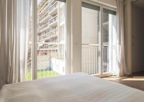 3 soverom, skrivebord, strykejern/-brett og reiseseng for barn