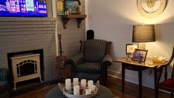 Smart TV, fireplace, books, music library
