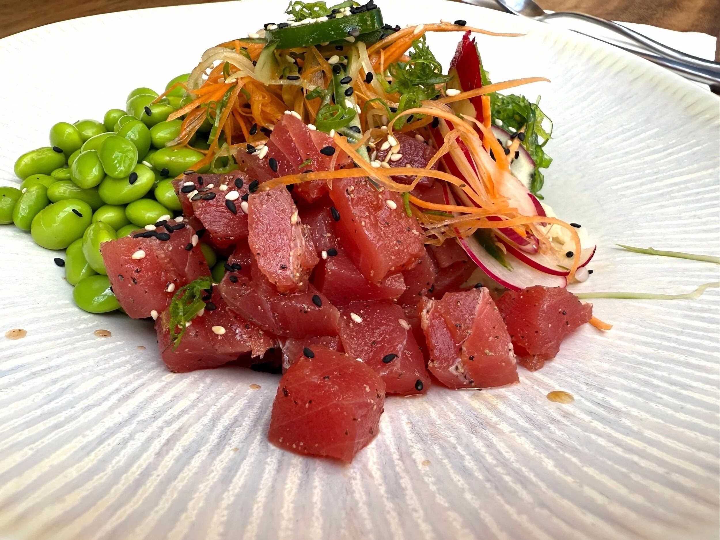 Een bord eten met diverse ingrediënten.