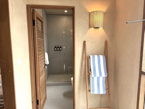 Een douche, een regendouche, een haardroger