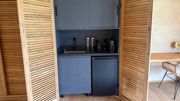 Frigobar, cafetera expreso, cafetera/tetera, tetera/pava eléctrica