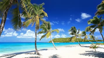 Di pantai, pasir putih, kerusi lepak pantai, payung