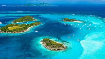 Am Strand, weiĂer Sandstrand, LiegestĂŒhle, Sonnenschirme