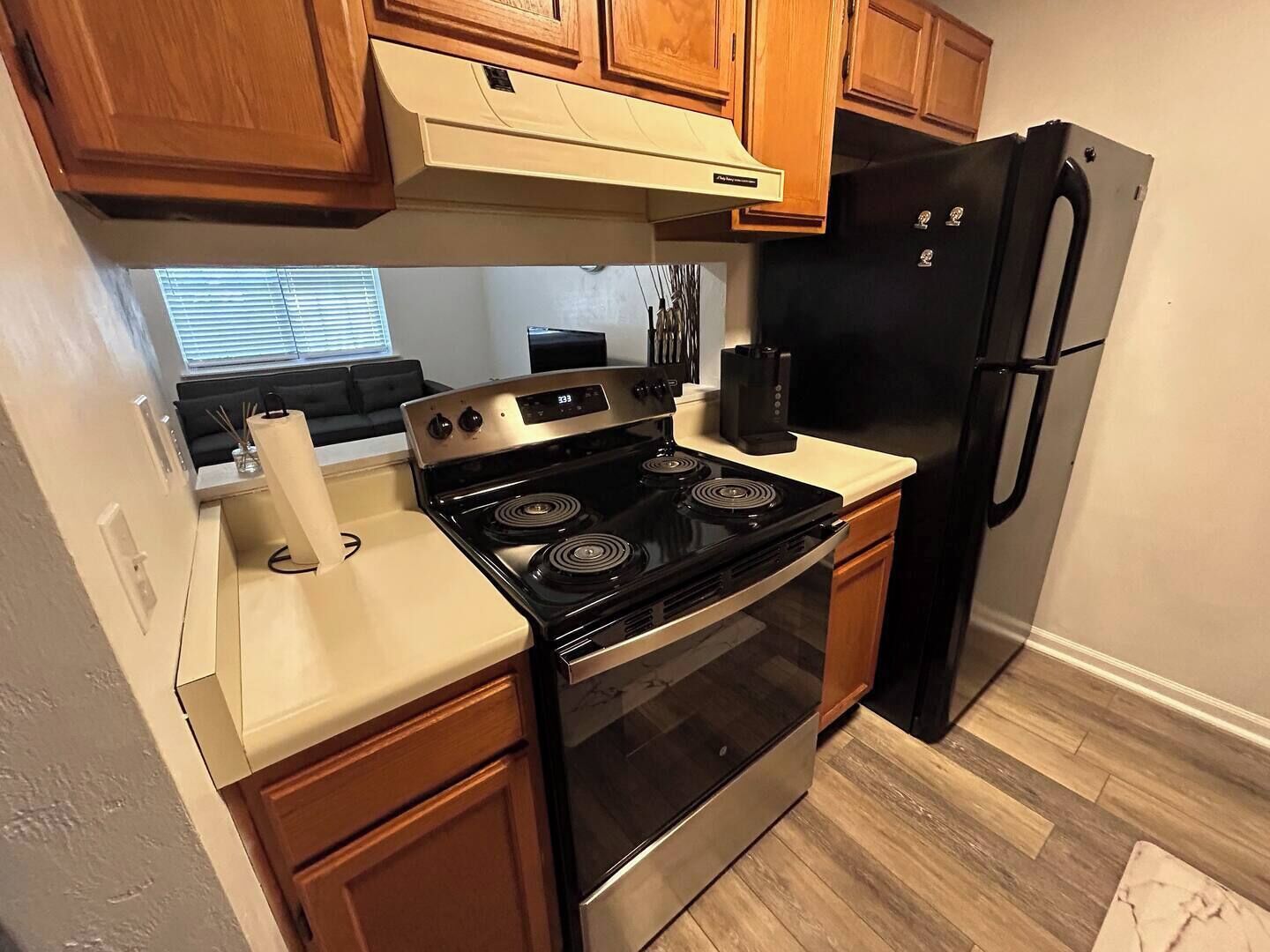 Coffee/tea maker, fridge, microwave, oven