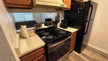 Coffee/tea maker, fridge, microwave, oven