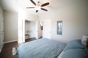3 bedrooms, iron/ironing board, free WiFi, bed sheets - Casa del Carmel- brand new construction! (Tallahassee)