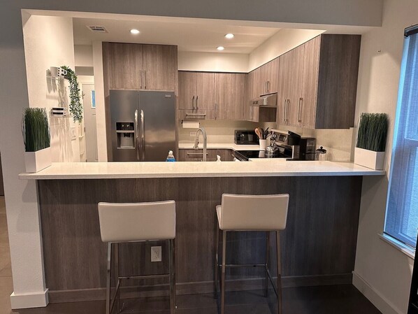 Refrigerador, microondas, horno y parrilla de estufa 