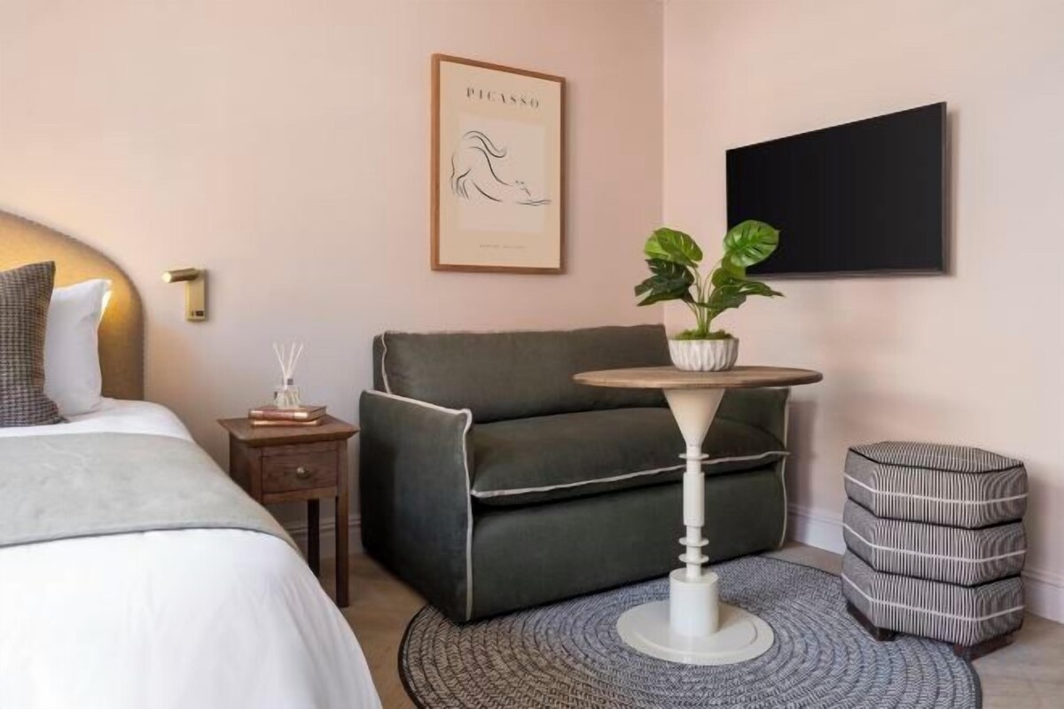 In-room safe, iron/ironing board, WiFi (free), bed sheets