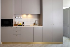 Grand réfrigérateur, micro-ondes, four, plaque de cuisson