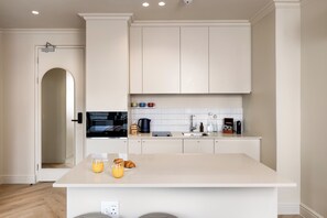 Executive Studio | Private kitchen | Full-size fridge, microwave, oven, stovetop