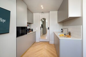 Estudio estándar | Cocina privada | Frigorífico grande, microondas, horno y placa de cocina