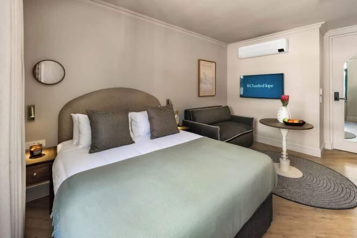 1 habitación, tabla de planchar con plancha, wifi gratis y ropa de cama