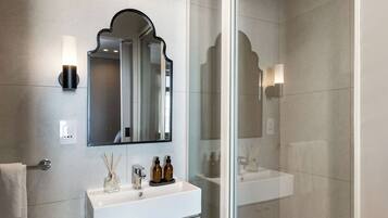 Estúdio standard | Banheiro | Chuveiro, chuveiro com efeito de chuva, secador de cabelo