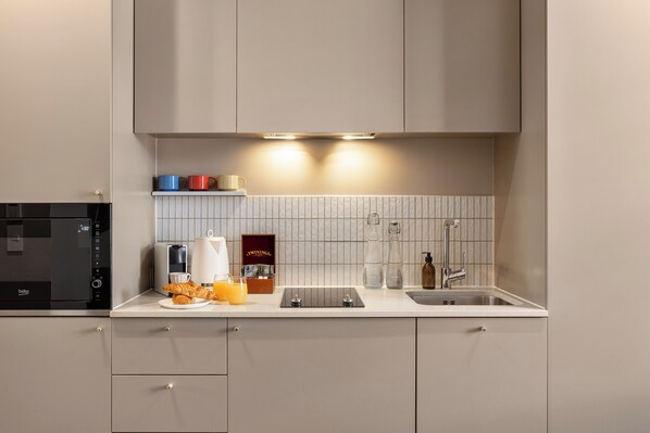 Estúdio superior | Cozinha privada | Geladeira grande, micro-ondas, fogão, cooktop